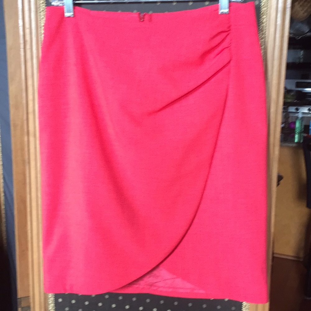 Skirt with scalloped slit